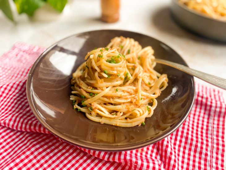 macarrão com atum e molho de tomate servido e empratado.