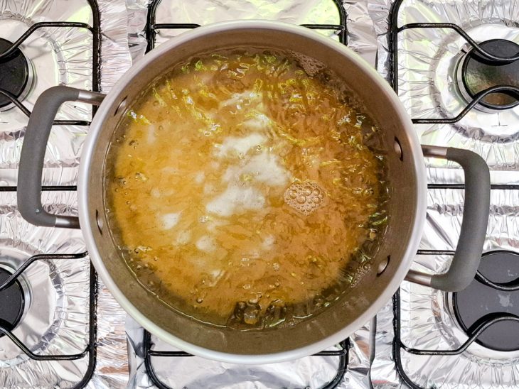 Macarrão em uma panela com água.