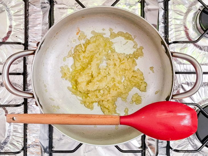 Pastinha de alho e cebola numa panela.