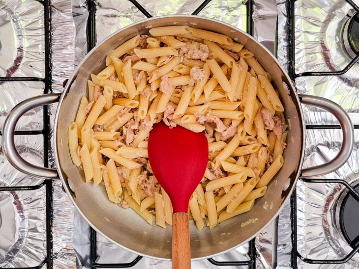 Macarrão adicionado na panela com atum.