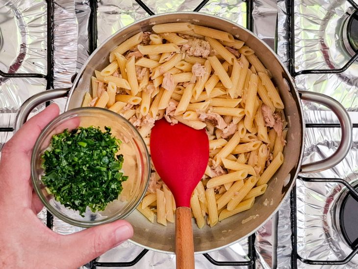 Salsinha para ser colocada na panela com macarrão.