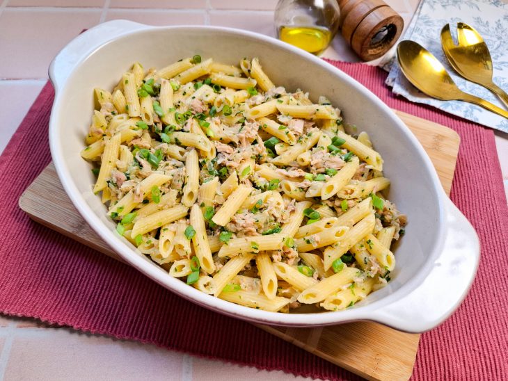 Macarrão com atum simples pronto para consumo.