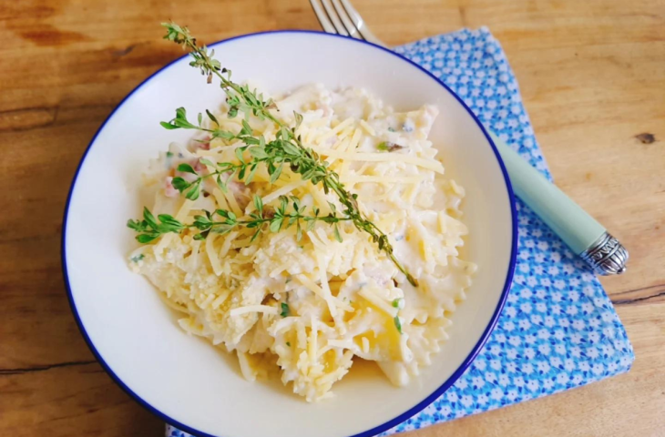 Macarrão com bacon e gorgonzola
