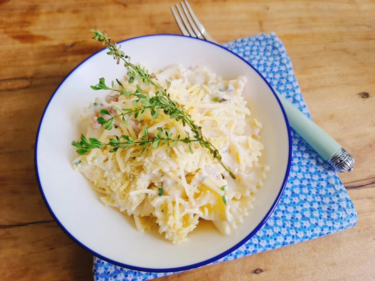 Macarrão com bacon e gorgonzola