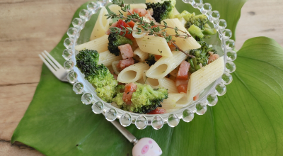 Macarrão com brócolis e bacon fácil
