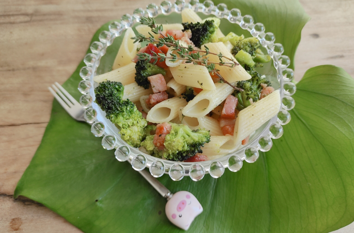 Macarrão com brócolis e bacon fácil