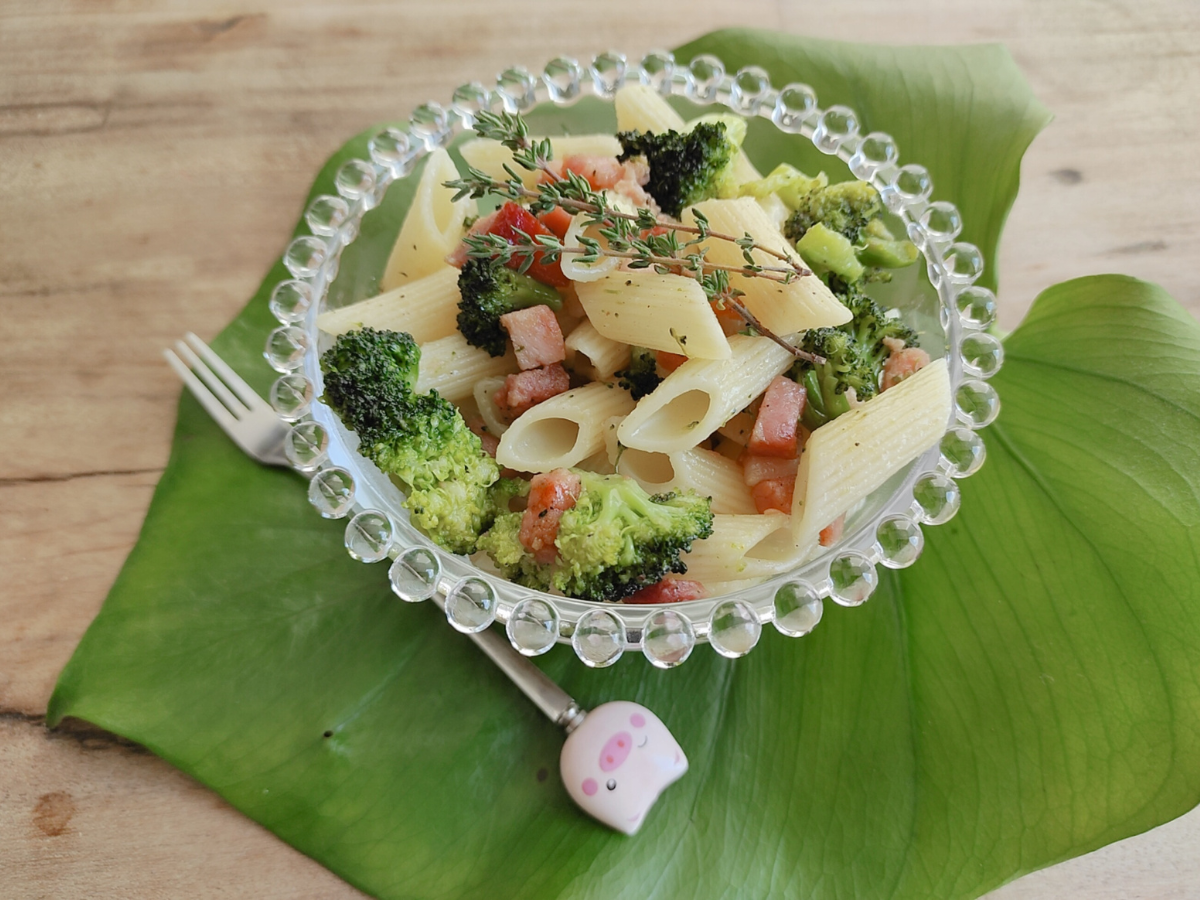 Macarrão com brócolis e bacon fácil