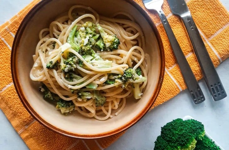 Macarrão com brócolis e requeijão