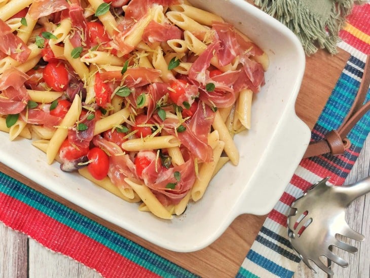 Um refratário contendo macarrão com burrata e parma.