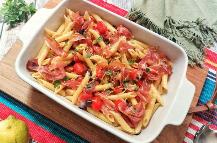 Macarrão com burrata e parma