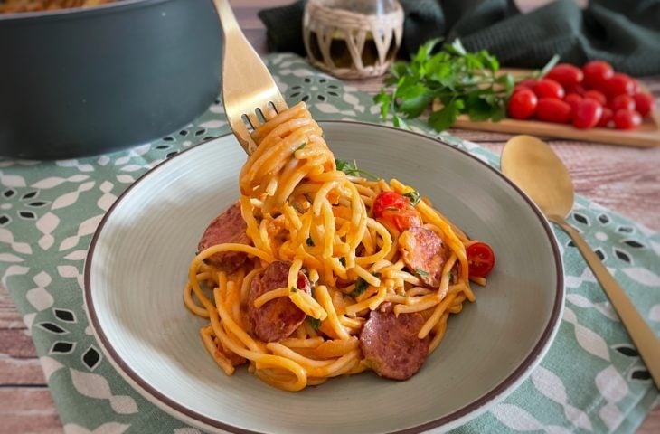Macarrão com calabresa e creme de leite