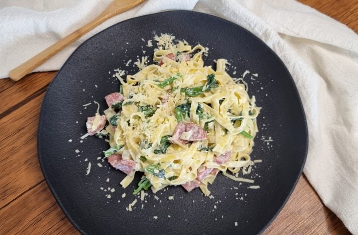 Macarrão com calabresa e espinafre