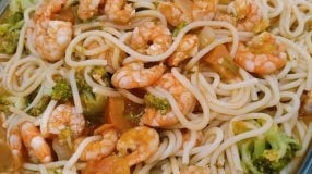 Macarrão com camarão e brócolis