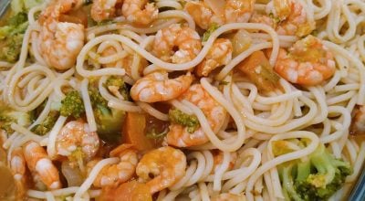 Macarrão com camarão e brócolis