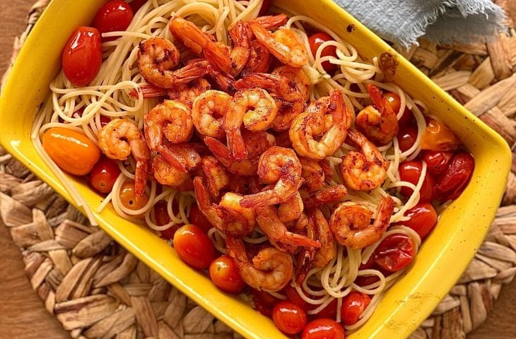 Macarrão com camarão e queijo