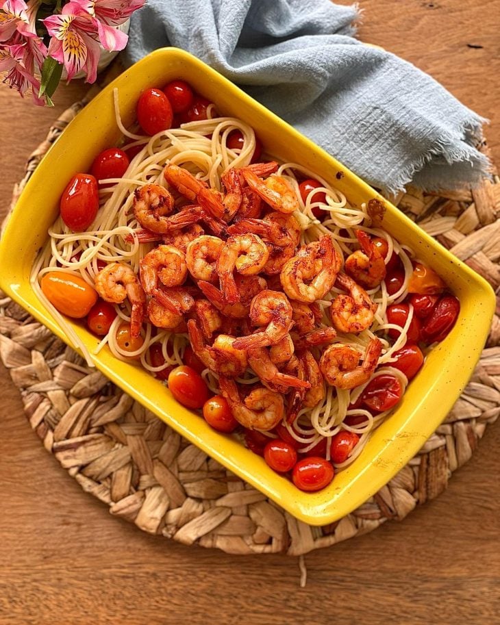 Macarrão com camarão e queijo