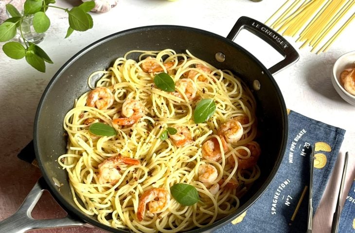 Macarrão com camarão fácil