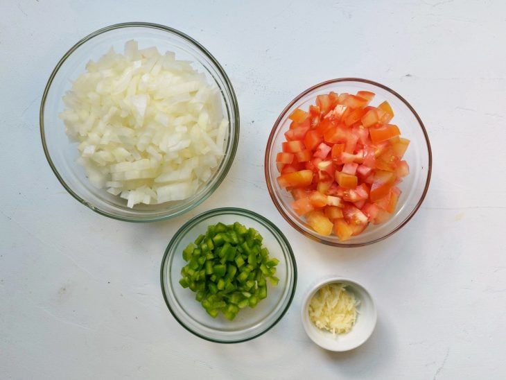 Recipiente contendo vegetais picados.