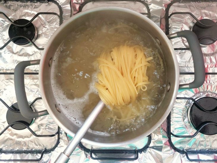 Uma panela cozinhando macarrão.