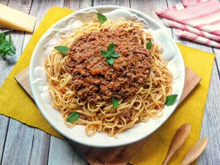 Um prato contendo macarrão com carne moída.