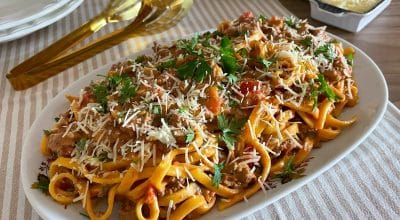 Macarrão com carne moída e creme de leite