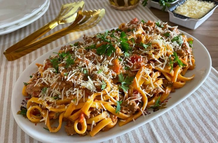 Macarrão com carne moída e creme de leite