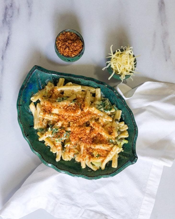 Macarrão com couve-flor e espinafre