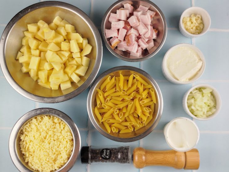 Ingredientes reunidos em uma bancada.