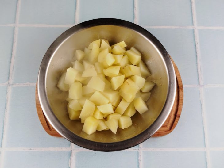 Batatas cozidas em uma tigela de alumínio.