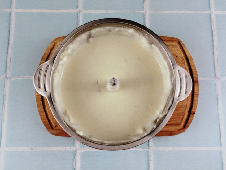 Batatas, água do cozimento, creme de leite e requeijão já batidos em um processador.