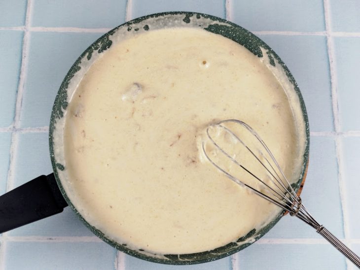 Creme de batatas adicionado a panela com bacon, alho e cebola refogados.