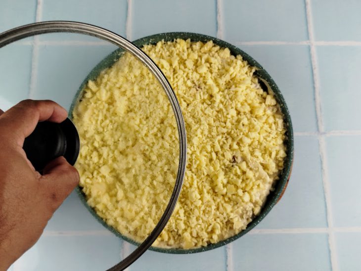 Queijo mussarela adicionado a panela.