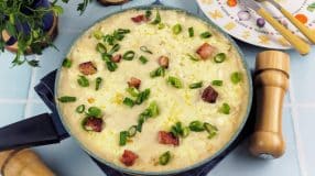 Macarrão com creme de batata e bacon