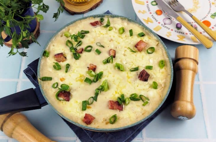 Macarrão com creme de batata e bacon