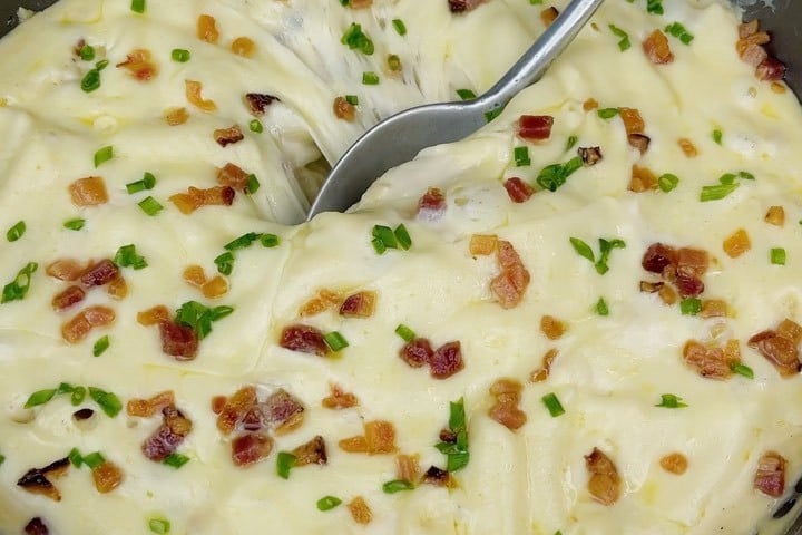 Macarrão com creme de batata e bacon