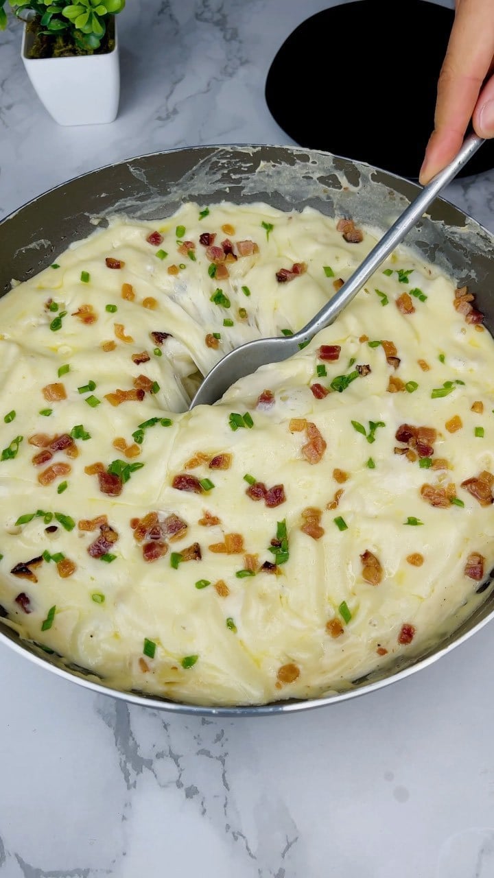 Macarrão com creme de batata e bacon