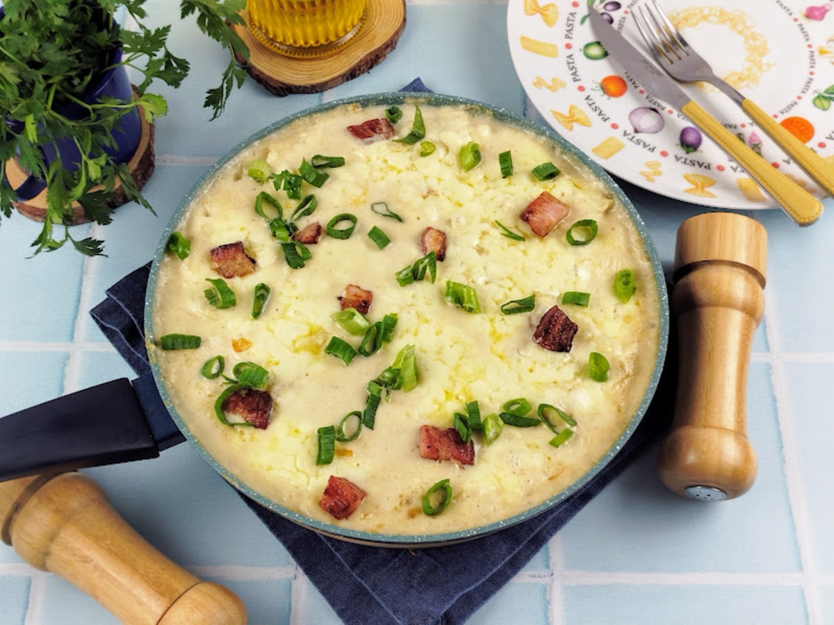 Macarrão com creme de batata e bacon