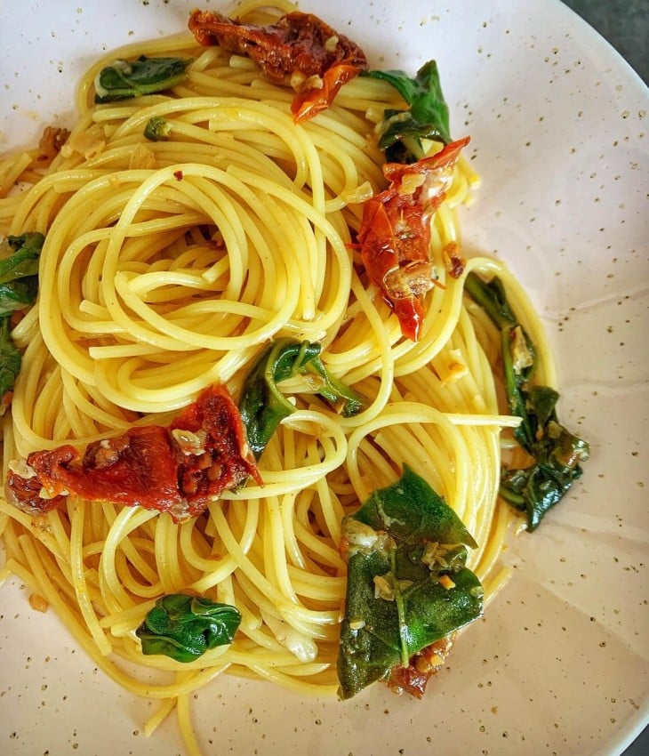 Macarrão com espinafre e tomate seco