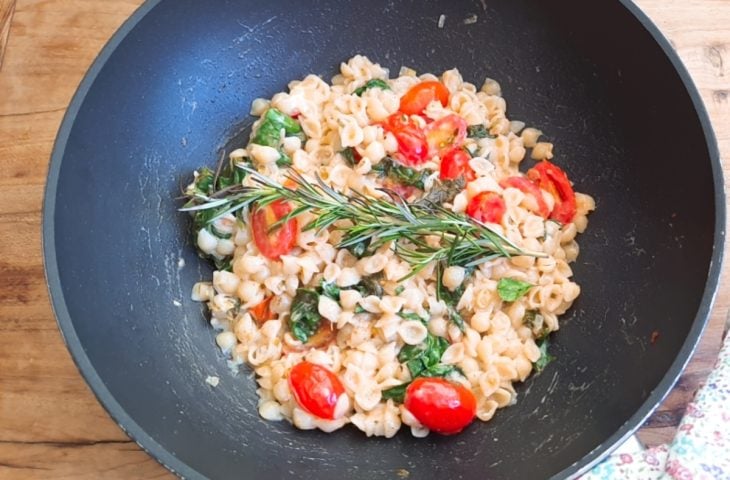 Macarrão com espinafre prático