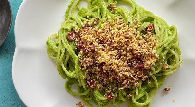 Macarrão com farofa de bacon