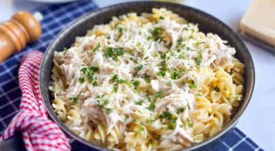 Macarrão com frango desfiado