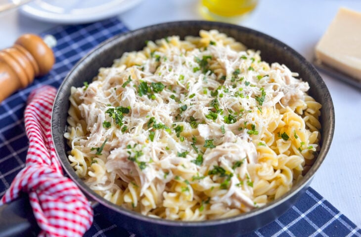 Macarrão com frango desfiado