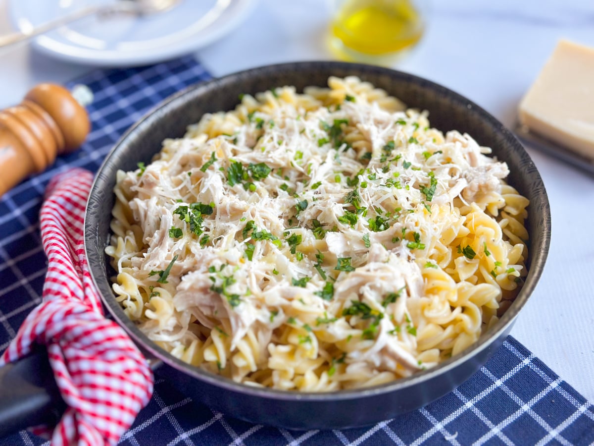Macarrão com frango desfiado