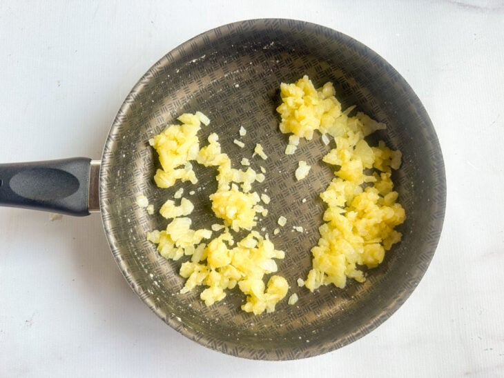 Farinha de trigo sendo misturada ao refogado até dourar levemente.