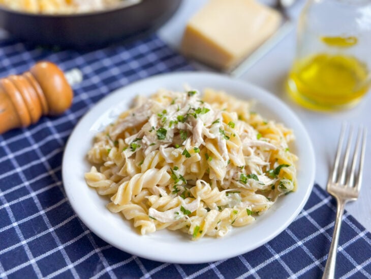 Macarrão com frango desfiado pronto.