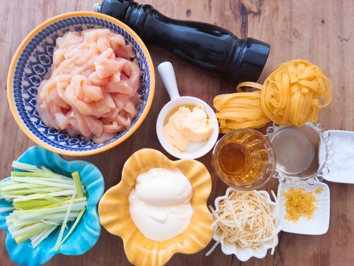 Uma bancada com os ingredientes da receita.