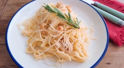 Macarrão com frango e alho-poró