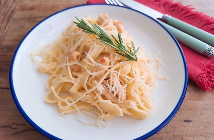 Macarrão com frango e alho-poró