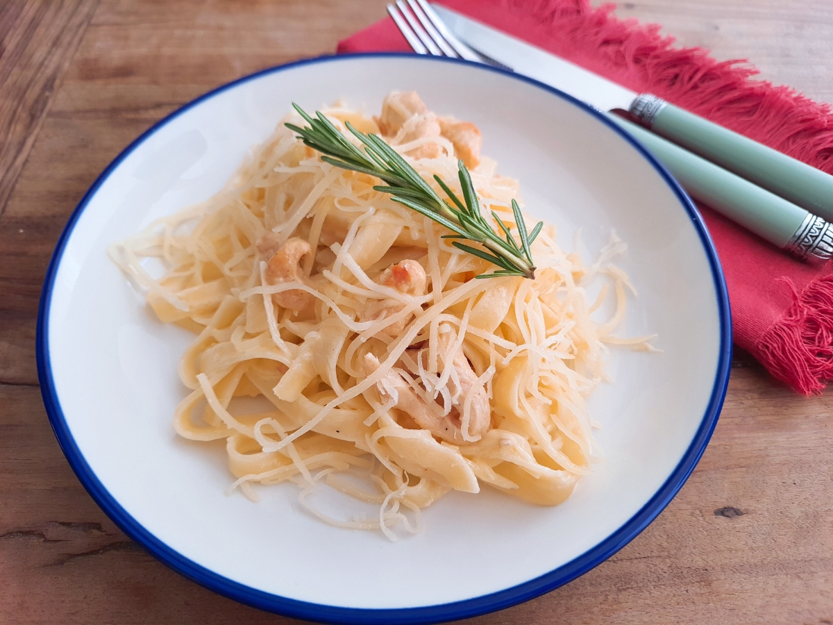 Macarrão com frango e alho-poró