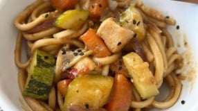 Macarrão com frango e legumes